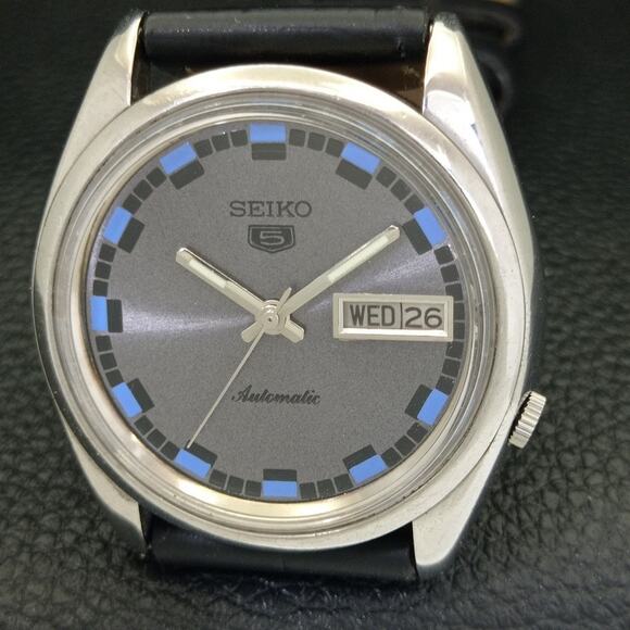Vintage 1984 Seiko Automatic Mens Silver Watch W/daydate & Blue accents - Picture 3 of 10